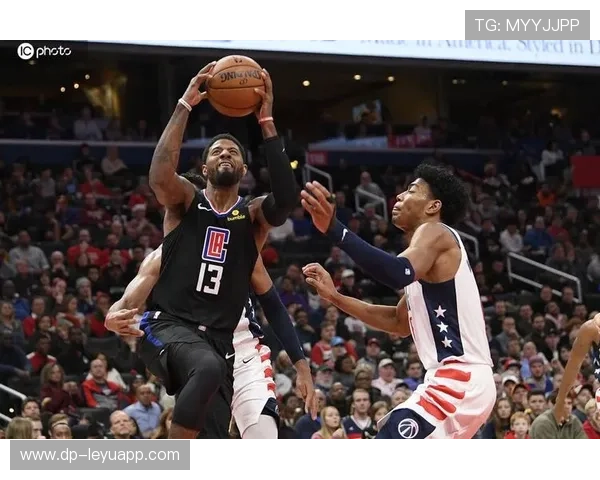 伦纳德中路爆扣得手,快船将胜利带回城中